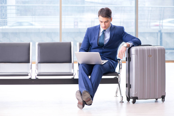 Επιχειρηματίας περιμένει στο αεροδρόμιο για το αεροπλάνο του στην επιχειρηματική cla - Φωτογραφία, εικόνα