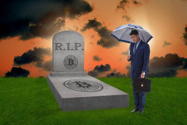Liikemies suree bitcoinin kuolemaa ja kuolemaa. - Valokuva, kuva