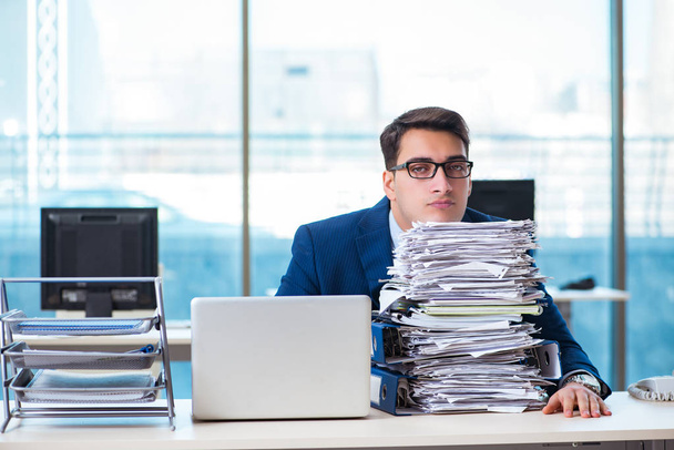 Empresario adicto al trabajo luchando con un montón de papeleo - Foto, Imagen