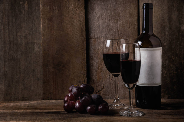 wine and grape on wood table background - Foto, immagini