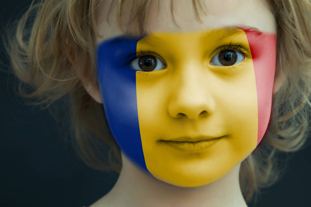 Portrait of a child with a painted Romanian flag - Foto, Imagem