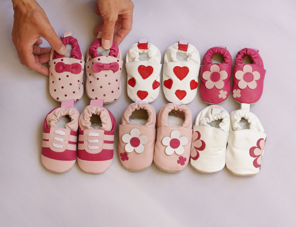 Six paires de chaussures de bébé
 - Photo, image