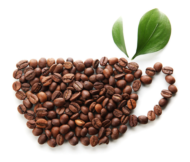 Kaffeebohnen mit Blättern isoliert auf weiß - Foto, Bild