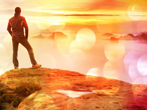 Soyut etkisi. Adam daybreak içinde tepe üzerinde kalıp puslu peyzaj üzerinde izlemek. Güzel sonbahar  - Fotoğraf, Görsel