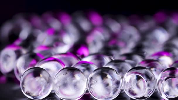 Вайолет и фиолетовые водяные гелевые шарики. Макросъемка может использоваться как для рекламы или косметики, так и для медицины. Абстрактный фон
. - Кадры, видео