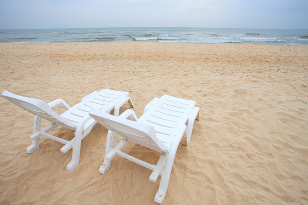 Пляжні стільці на морському узбережжі
 - Фото, зображення