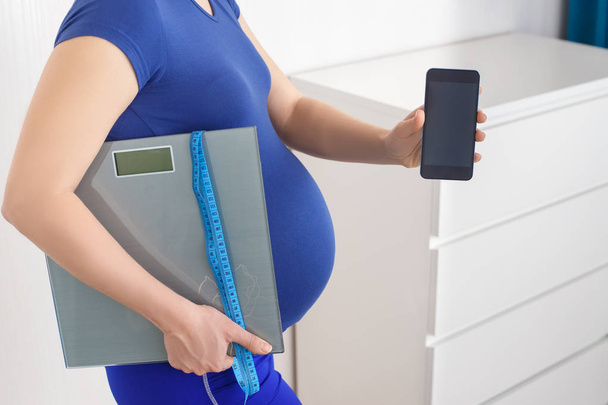 pregnant woman controlling weight gain - Foto, afbeelding