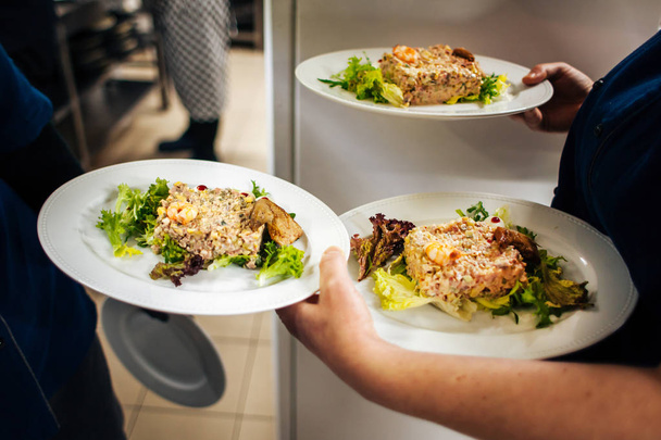 Ensalada de César preparada con pollo y verduras
 - Foto, imagen