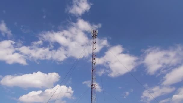 gsm oder cdma-Antenne auf blauem Himmelshintergrund, Zeitraffer. - Filmmaterial, Video