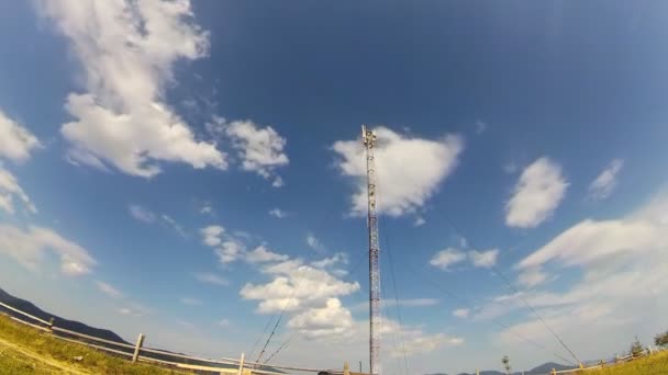 GSM of Cdma antenne op een blauwe hemelachtergrond, timelapse. - Video