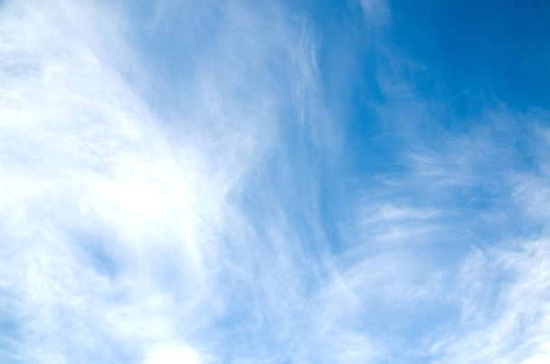 textuur blauwe bewolkte hemel - Foto, afbeelding