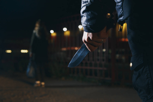 przestępczości koncepcje rozbój koncepcje zbrodniarzem mających na celu jego ostrym nożem na kobietę, aby okraść jej cennych rzeczy w torbie - Zdjęcie, obraz