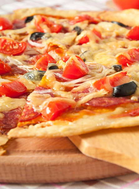 Pizza with salami and tomatoes - Foto, afbeelding