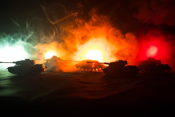 Concepto de guerra. Siluetas militares que luchan escena en el fondo del cielo niebla de guerra, Guerra Mundial tanques alemanes siluetas debajo del horizonte nublado Por la noche. Escena de ataque. Vehículos blindados
. - Foto, Imagen