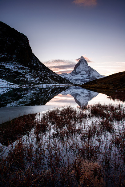 Matterhorn Riffelsee vuoristojärveltä
 - Valokuva, kuva