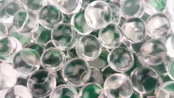 Groene kristallen water gel draaien. Naadloze loops. Macro close-up. - Video