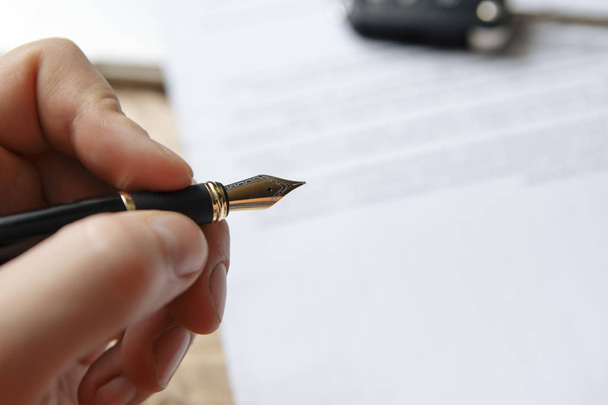 στυλό και αυτοκίνητο κλειδιού υπογραφής συμφωνίας πωλήσεις οχημάτων - Φωτογραφία, εικόνα