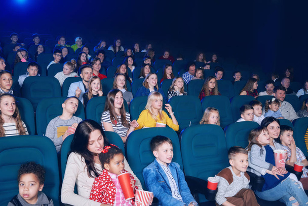 frontview of young people watching movie in cinema - Foto, afbeelding