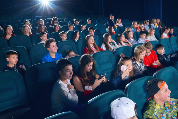 Compagni di scuola che guardano film al cinema
. - Foto, immagini