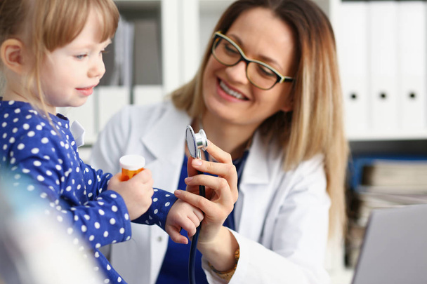 Niño pequeño con estetoscopio en la recepción del médico
 - Foto, imagen