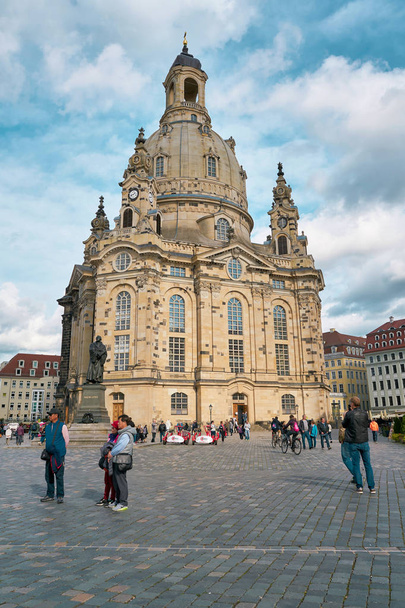   DRESDEN, GERMANY  OCTOBER 12, 2017: Tourists in front of the Frauenkirche the landmark in the historic center of Dresden                              - Fotoğraf, Görsel