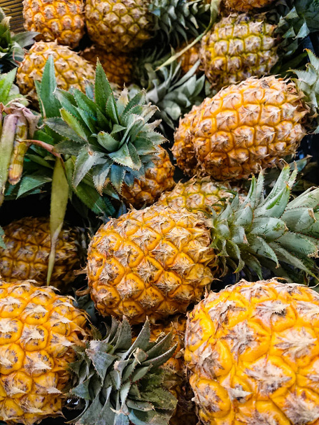 Családi házak és villák-nak Eladó-a gyümölcs piac ananász. Ananász, egy doboz, eladó a piacon. - Fotó, kép