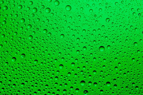 A água verde cai no vidro. Contexto
. - Foto, Imagem