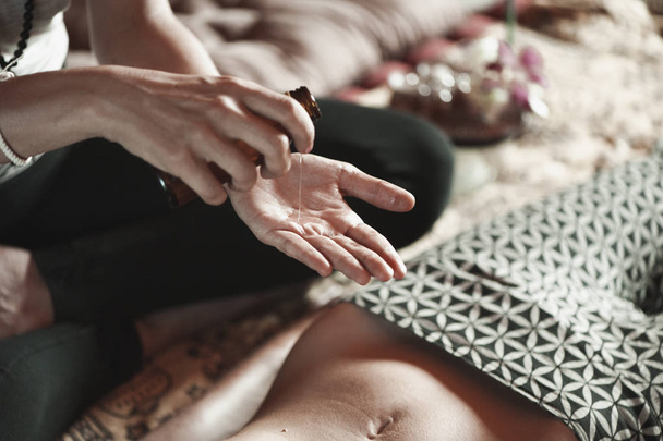 Koncepcja masażu. Piękna młoda kobieta reciving masaż relaksacyjny - Zdjęcie, obraz