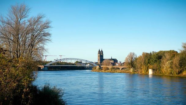 Τον ποταμό Έλβα κοντά Magdeburg με τον καθεδρικό ναό και τη γέφυρα του star - Φωτογραφία, εικόνα