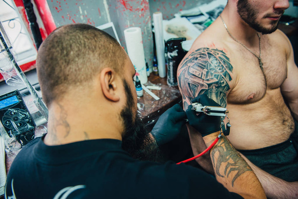 a folyamat létrehozása egy tetoválás a hátán egy férfi - Fotó, kép