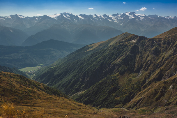 Kaukasuksen vuoret Georgiassa. Kaunis vuori la
 - Valokuva, kuva