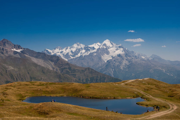 Lago Koruldi perto de Mestia, na região de Upper Svaneti, Geórgia
 - Foto, Imagem