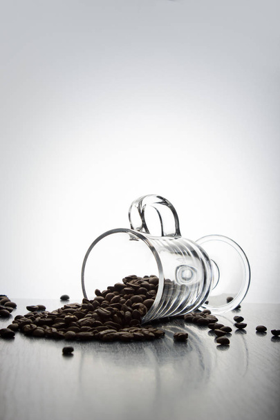 Nasiona kawy i kubek - Zdjęcie, obraz