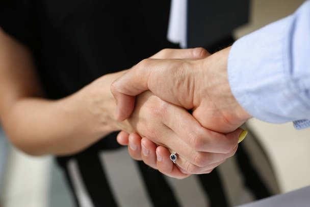 Młodzi przedsiębiorcy zrobić deal handshake - Zdjęcie, obraz