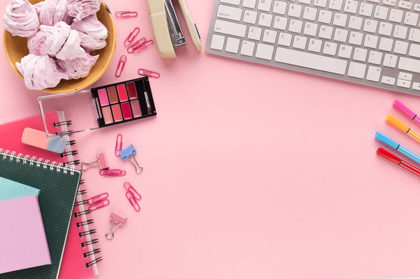 Espacio de trabajo con teclado sobre fondo rosa
 - Foto, Imagen