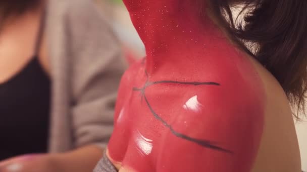 Maskenbildner zeichnet Linie auf das Gesicht der Models - Filmmaterial, Video