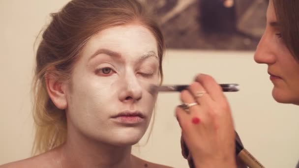 Maskenbildnerin zeichnet auf das Gesicht der Models - Filmmaterial, Video