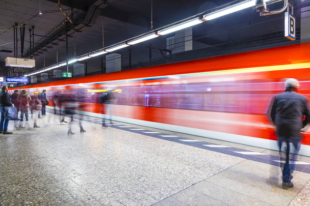 lidé čekají na Metro ve Frankfurtu nad Mohanem stanice Konstablerwache - Fotografie, Obrázek