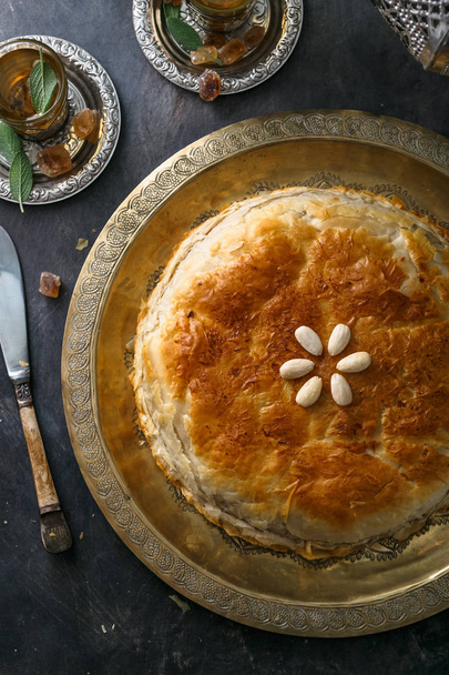 Вид сверху на Феллини, слоеный марокканский пирог с курицей
 - Фото, изображение