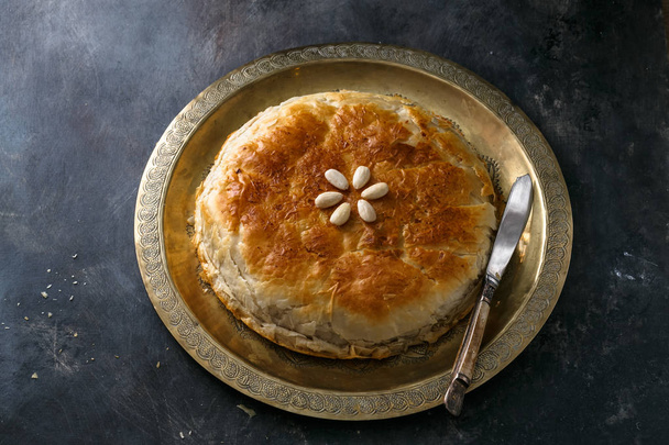 Куриная бастилья, марокканский слоистый пирог, копирайт с видом сверху
 - Фото, изображение