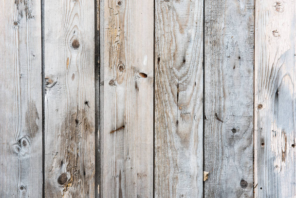 Oude houten verticale planken textuur met krassen en scheuren. - Foto, afbeelding