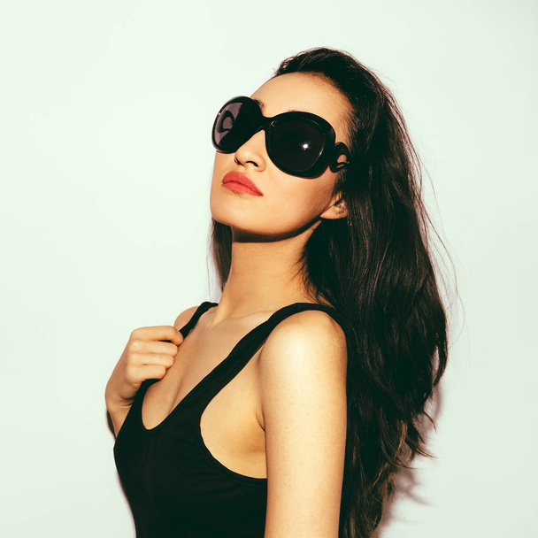  Brunette model in stylish sunglasses. Summer beach vibes - 写真・画像