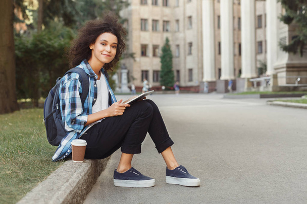 大学で若い女性の読書ノートをコピー スペース - 写真・画像