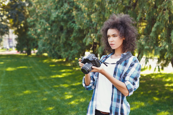 Jeune femme prenant des photos à l'extérieur
 - Photo, image
