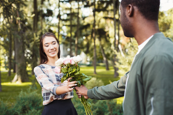 Мужчина дарит цветы своей прекрасной девушке
 - Фото, изображение