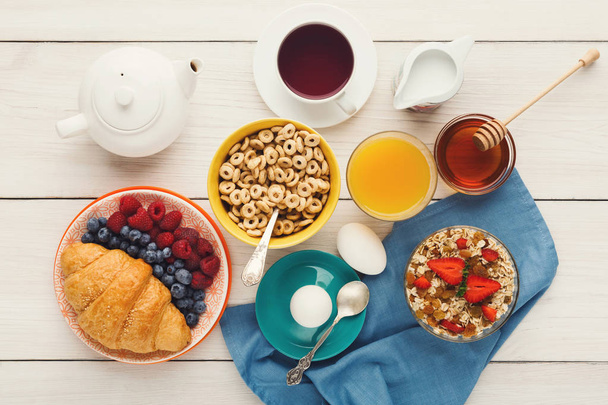Континентальний сніданок по меню на woden столі - Фото, зображення