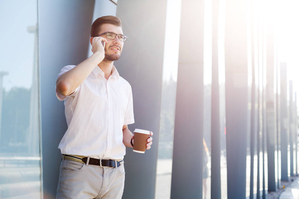 Nachdenklicher Mann telefoniert im Freien - Foto, Bild