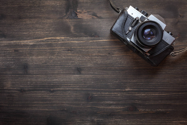 Starý retro fotoaparát na dřevěný stůl pozadí - Fotografie, Obrázek