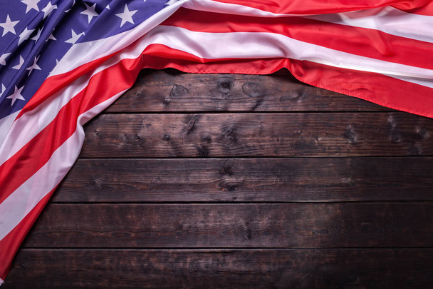 Le drapeau américain posé sur un fond en bois
 - Photo, image