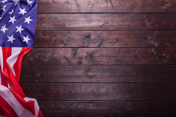 Η αμερικανική σημαία για τον καθορισμό σε φόντο ξύλινη - Φωτογραφία, εικόνα